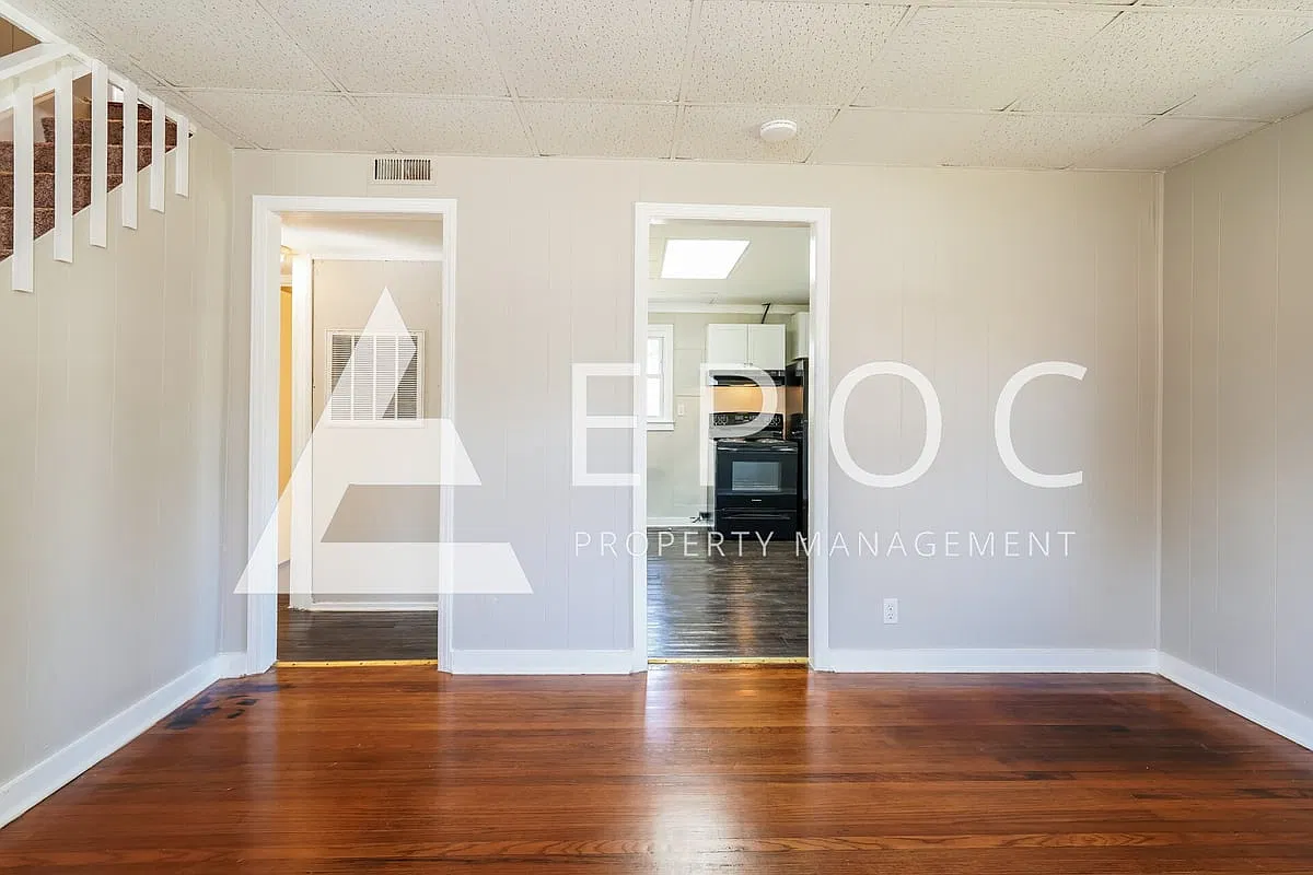 1039 Louise Rd — Photo 4