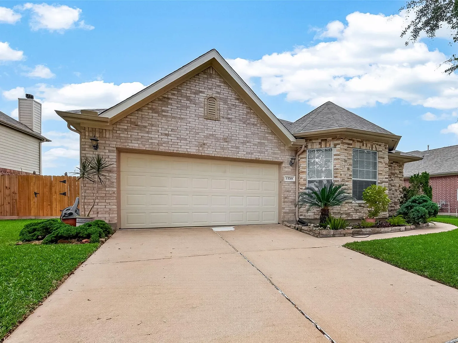 4 bed, 2.0 bath, 2265 sqft, $2,400 — Photo 2