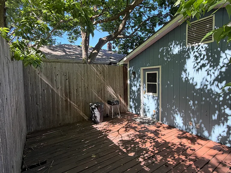 303 Melbourne St — Photo 6
