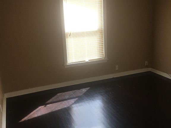 5th image of 409 Roberts St