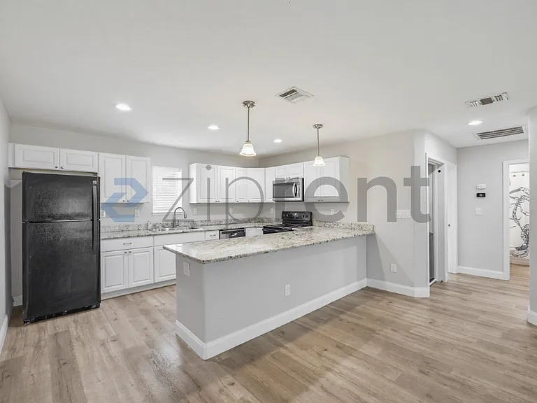 518 E King St — Photo 11