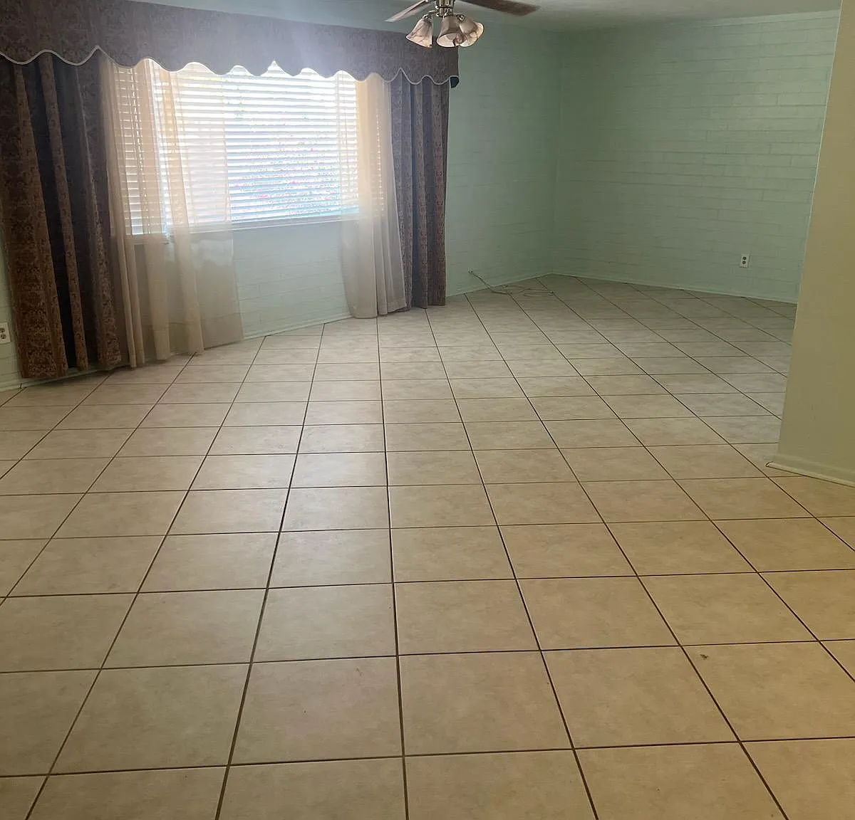 4 bed, 1759 sqft, $2,350 — Photo 3
