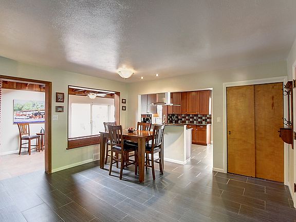 5th image of 880 Dudley St