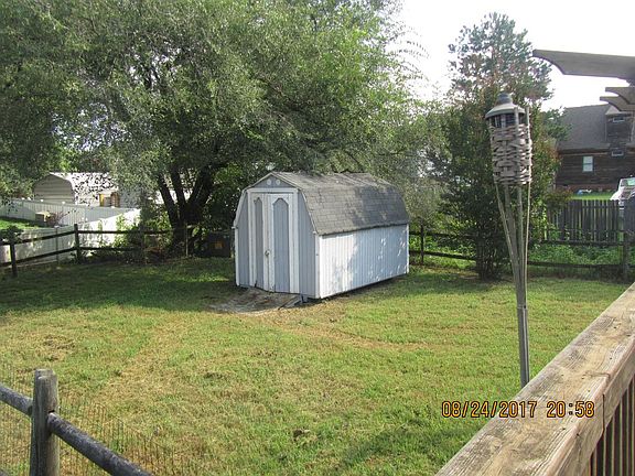 Shed and fenced rear yard