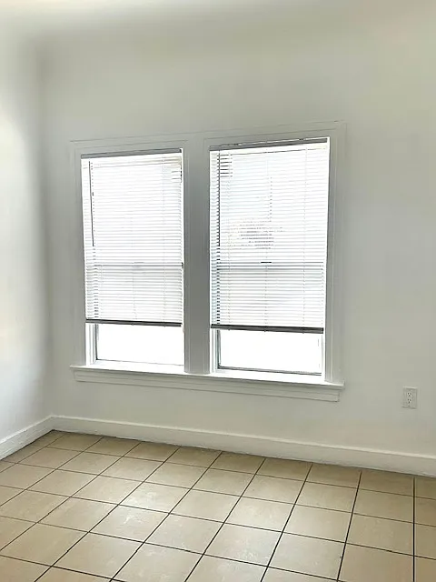 Building Photo - 945 E Jefferson Blvd #3/4