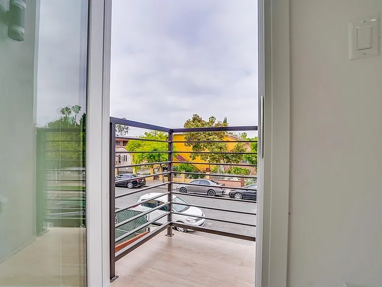 2300 Carmona Ave — Photo 34