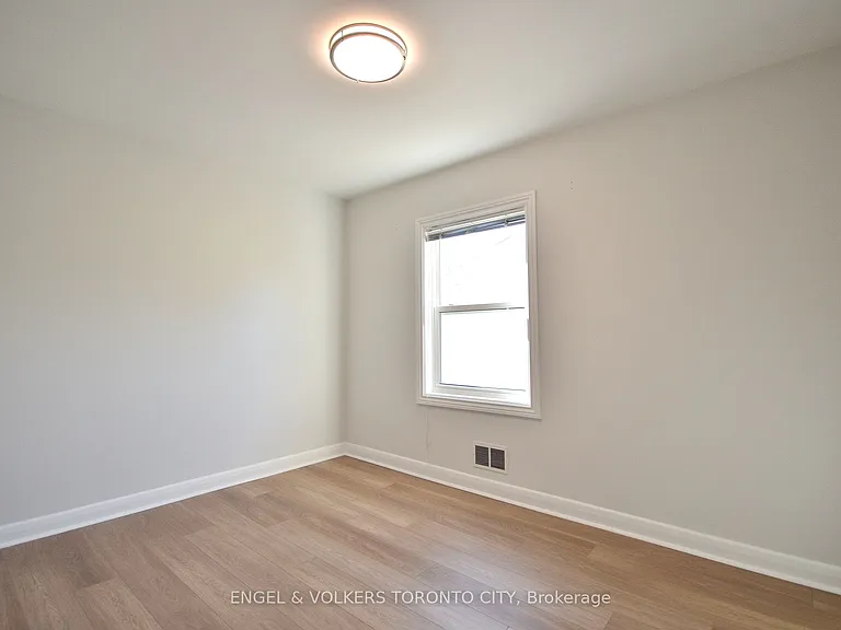 139 Queen St #MAIN FLOOR — Photo 16