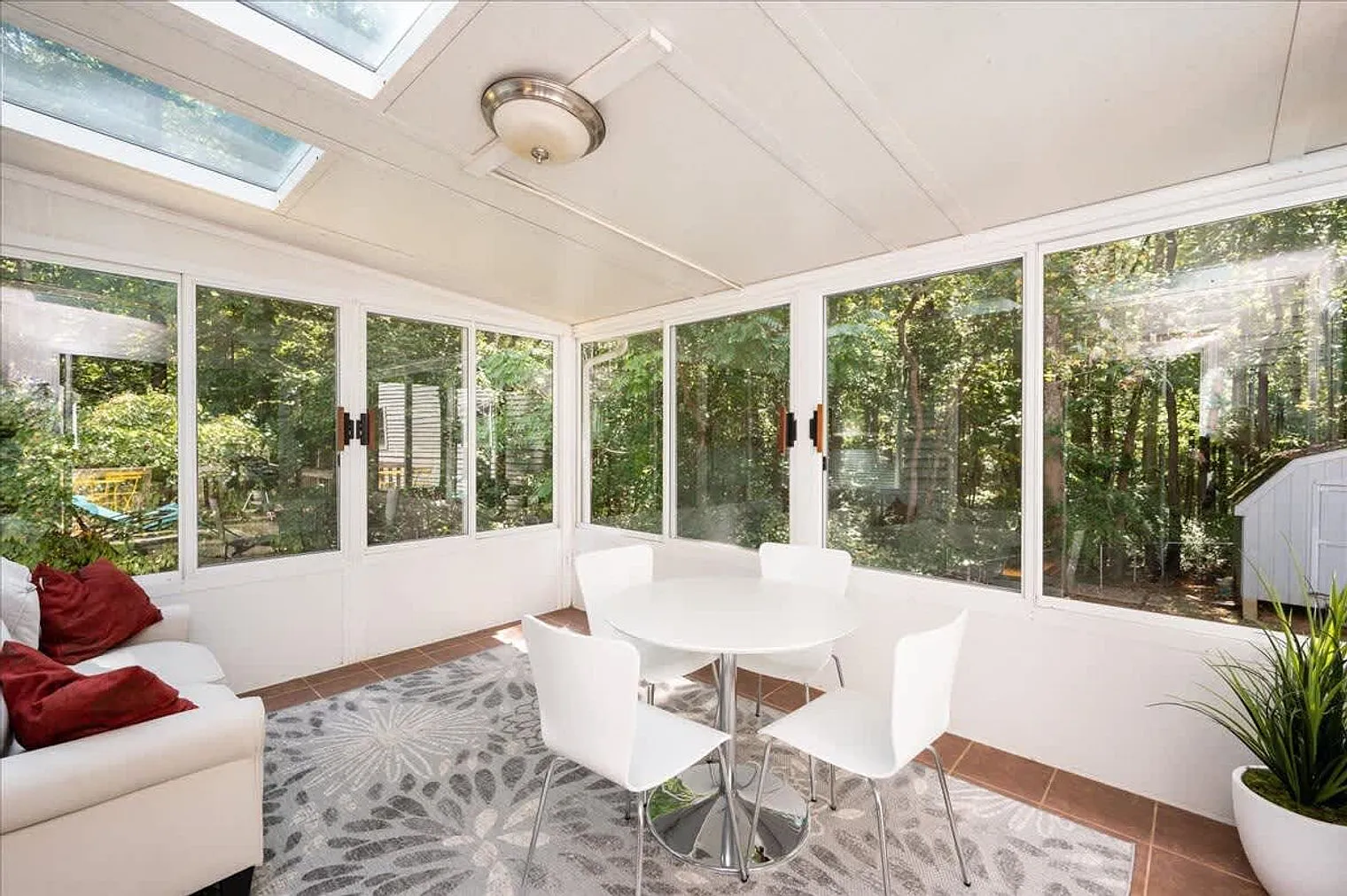 4 bed, 3.0 bath, 1980 sqft, $2,822 — Photo 2