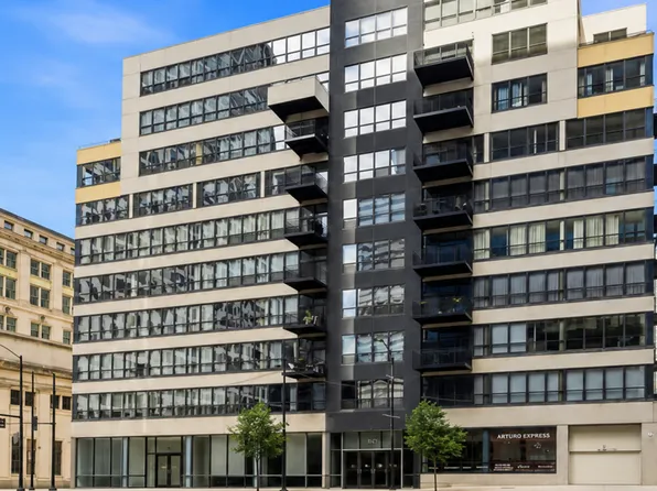 130 S Canal St APT 210, Chicago, IL 60606