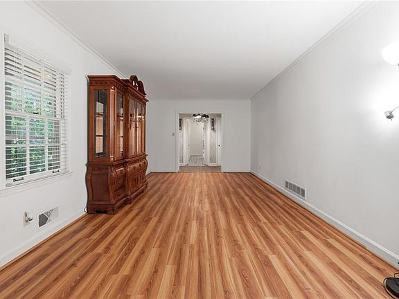 4th image of 1387 Springdale Rd