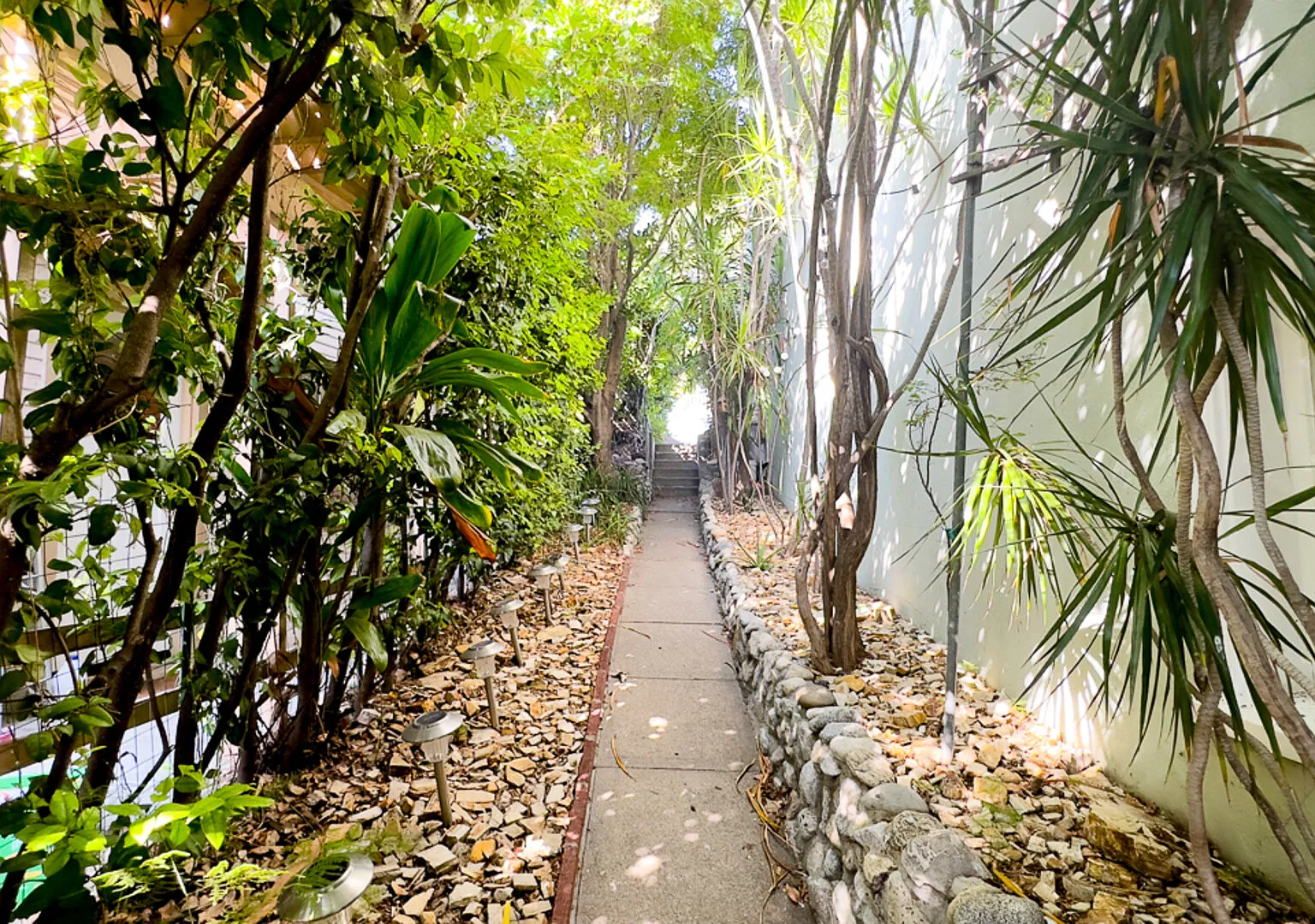 Beautuful! A Mid Century Retreat Tucked in the Los Feliz Hills. — Photo 4