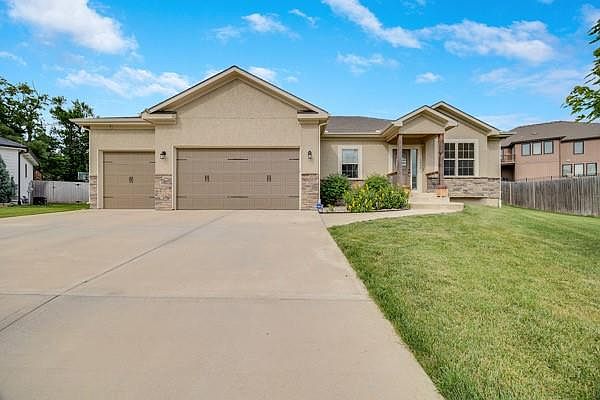 1st image of 1400 NW Red Oak Ct