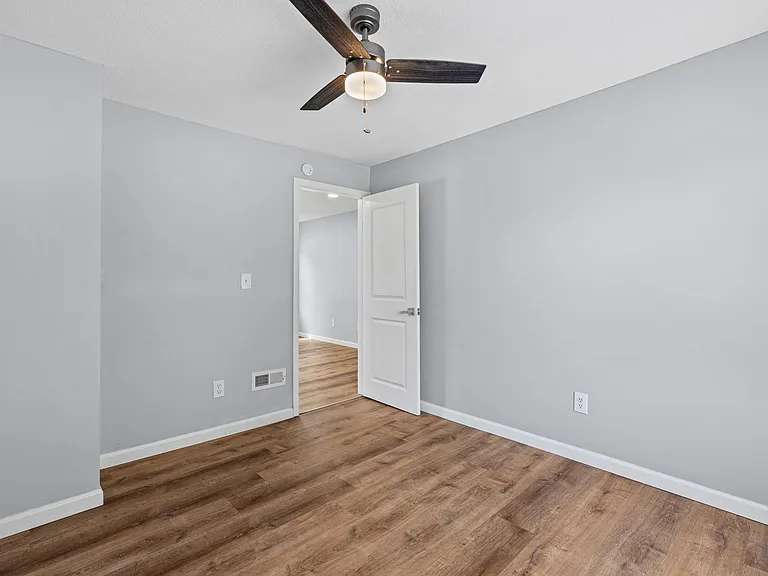 938 Locust Ave — Photo 15