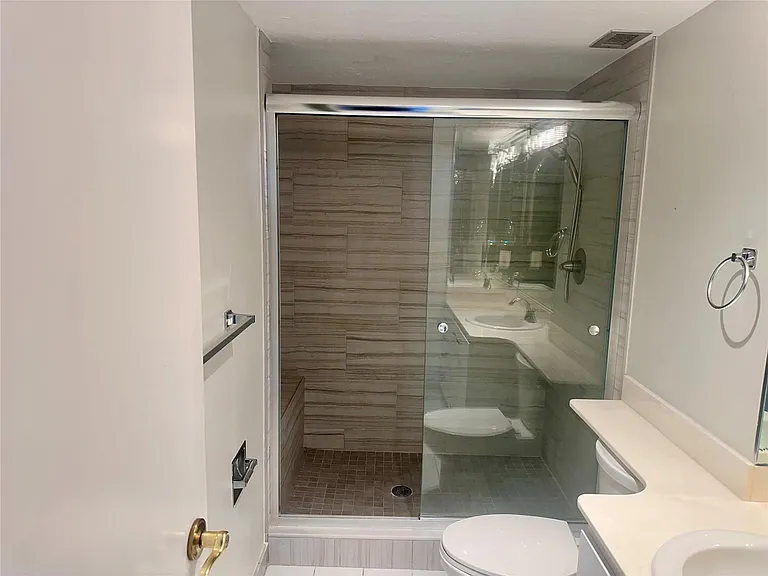 1149 Hillsboro Mile #309 — Photo 15