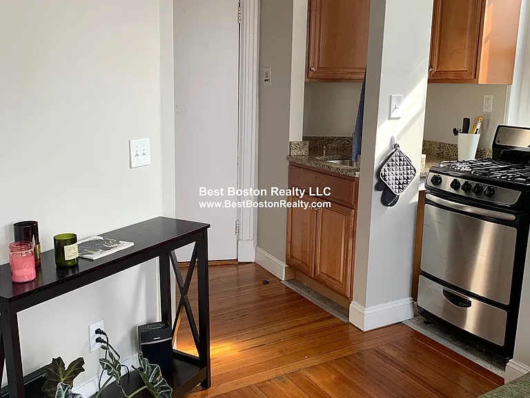 48 John F Kennedy St #20 — Photo 4