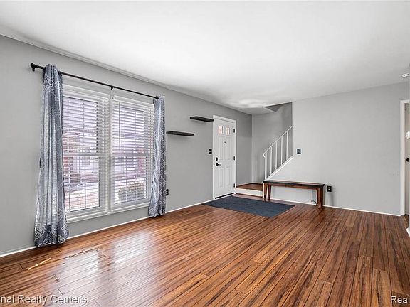 4th image of 34149 Garfield Cir