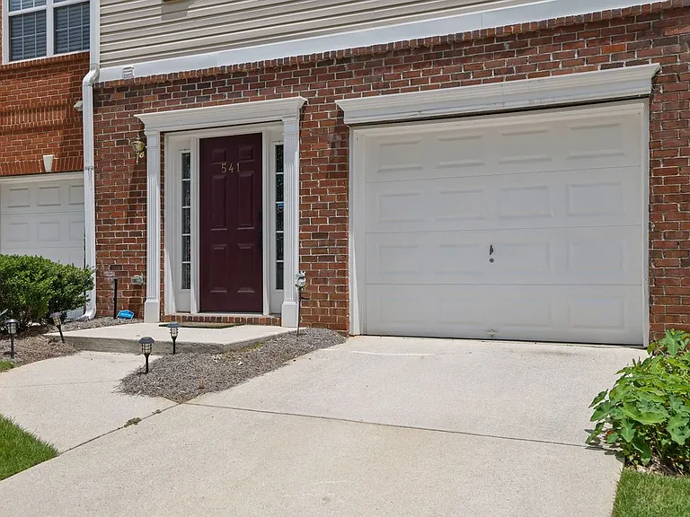 541 Lantern Wood Dr — Photo 2
