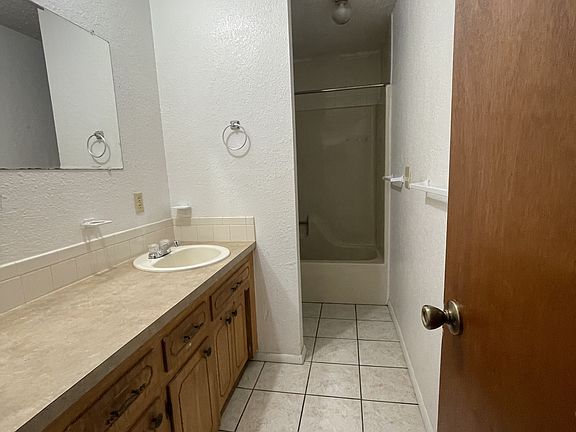 4th image of 601 NW J St #1