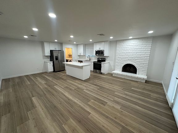 3rd image of 2118 W Dixon St