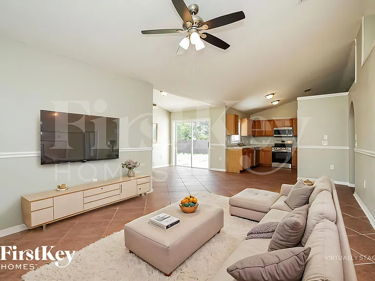 1120 NW 11th Pl — Photo 4