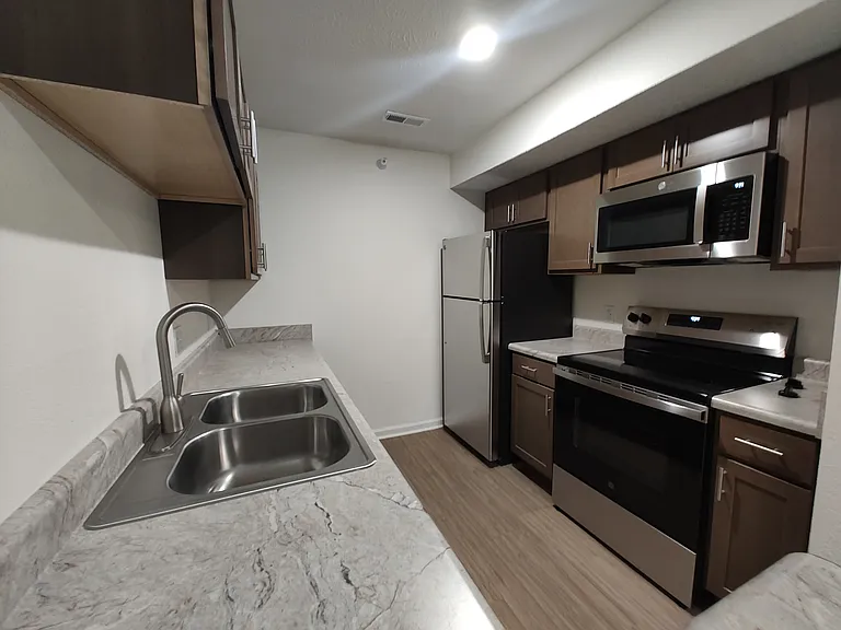 Cottonwood Creek Apartments — Photo 3