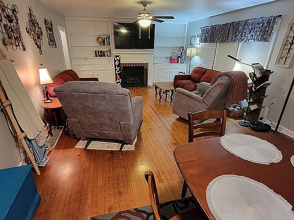 Livingroom w/gas fireplace, 