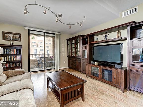 Living Room (2 of 3)