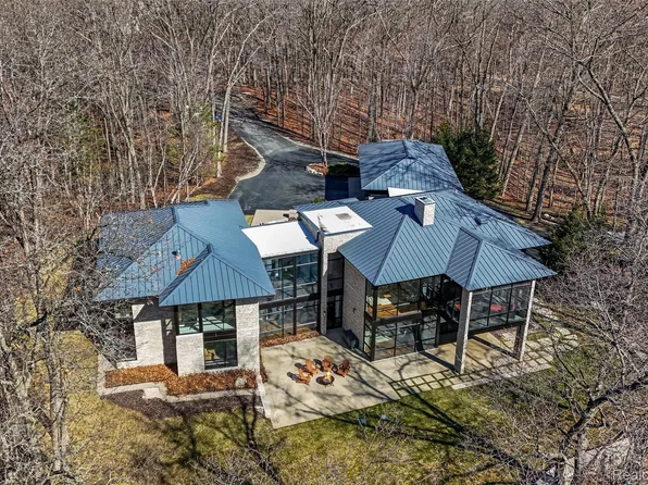 6956 Cooley Lake Rd, White Lake, MI 48383