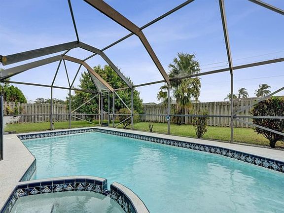 4th image of 5127 Woodstone Cir E