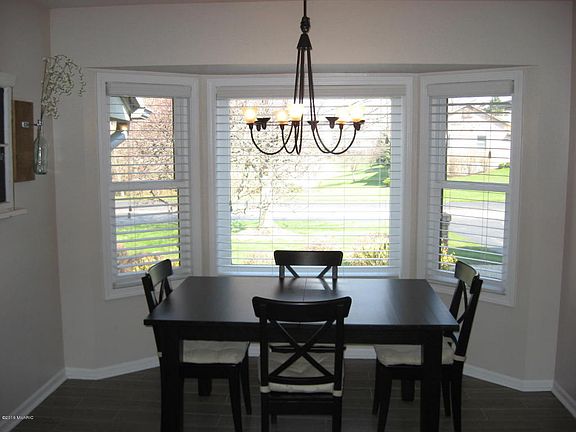 5th image of 3054 Kay Dr SE