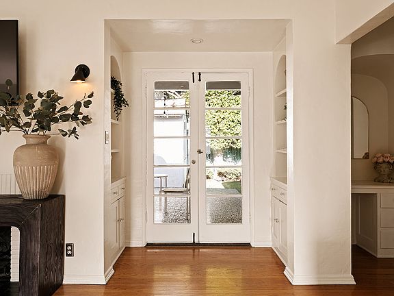 4th image of 8471 Waring Ave