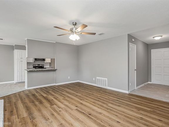 3rd image of 961 Villa Cir