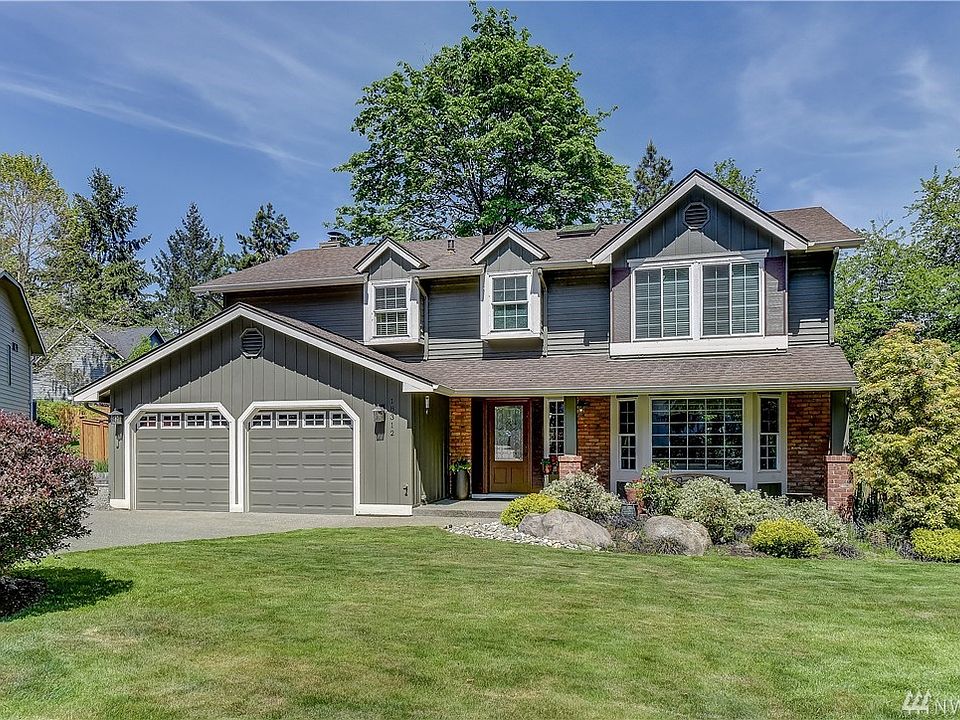 This quiet cul de sac location can't be beat! Microsoft, downtown Redmond, and coveted Lake Washington Schools are minutes away!