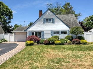 28 Cloister Ln, Hicksville, NY
