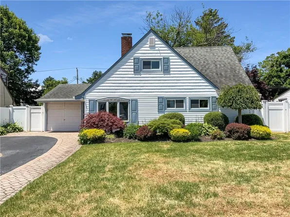 28 Cloister Lane, Hicksville, NY 11801