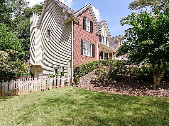 3rd image of 4909 Climbing Vine Pl NE