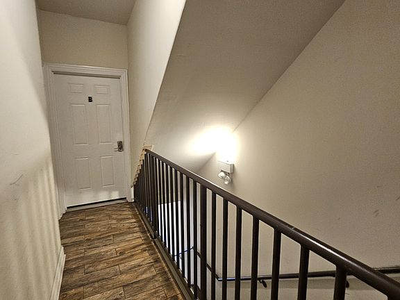 2nd image of 939 W Armitage Ave #B