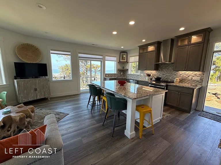 6274 NE Port Dr — Photo 9
