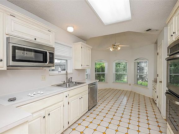2nd image of 6048 Hillglen Dr