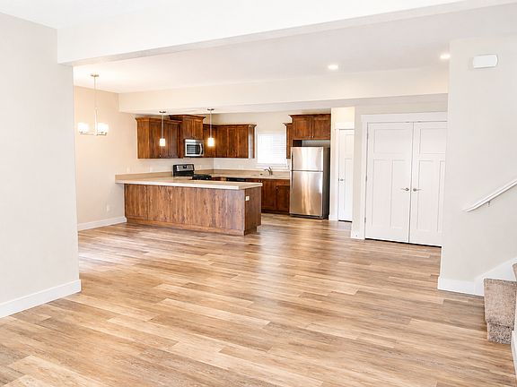 3rd image of 923 S Aspen Way