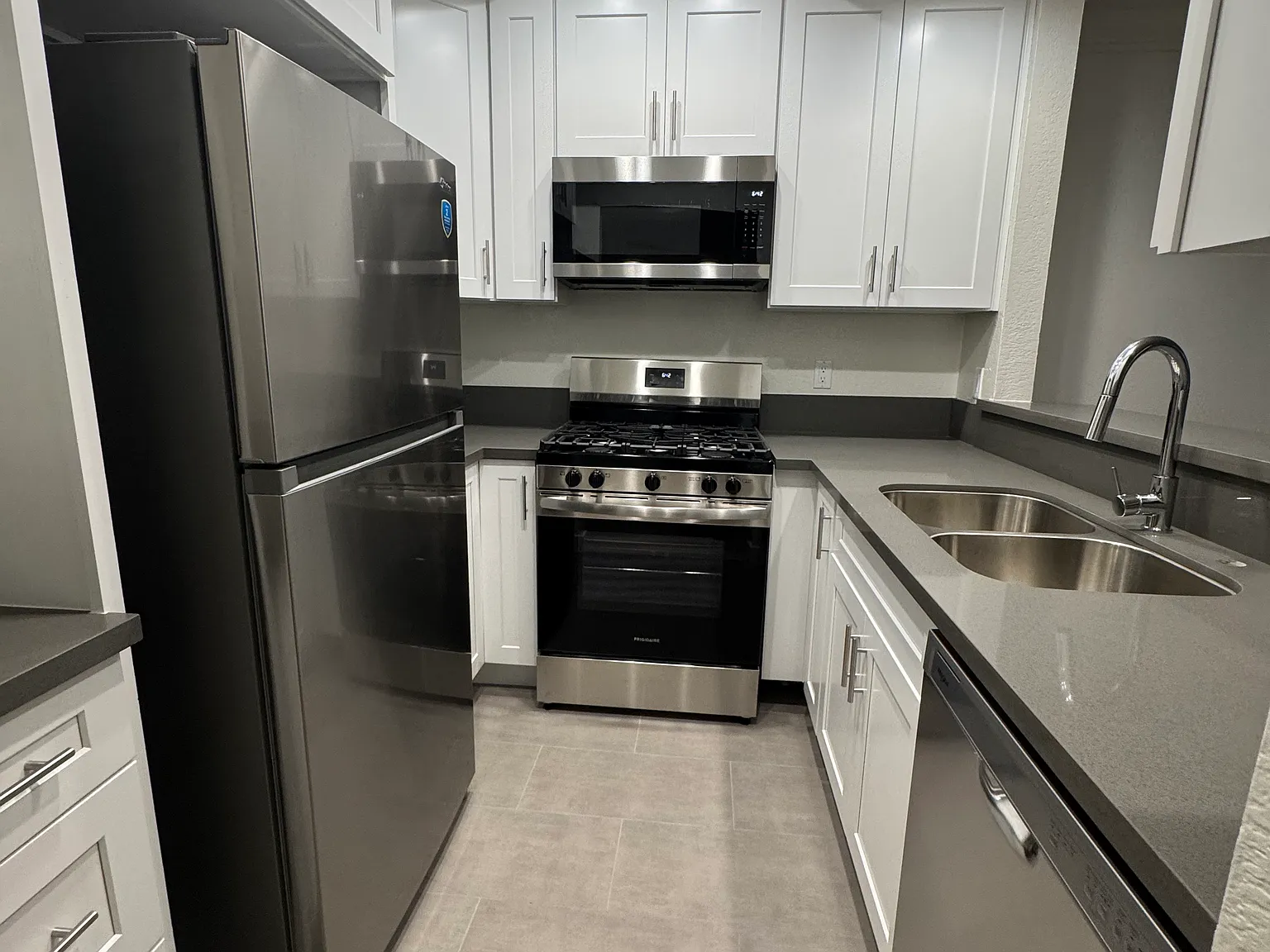 2 bed, 950 sqft, $2,995 — Photo 2