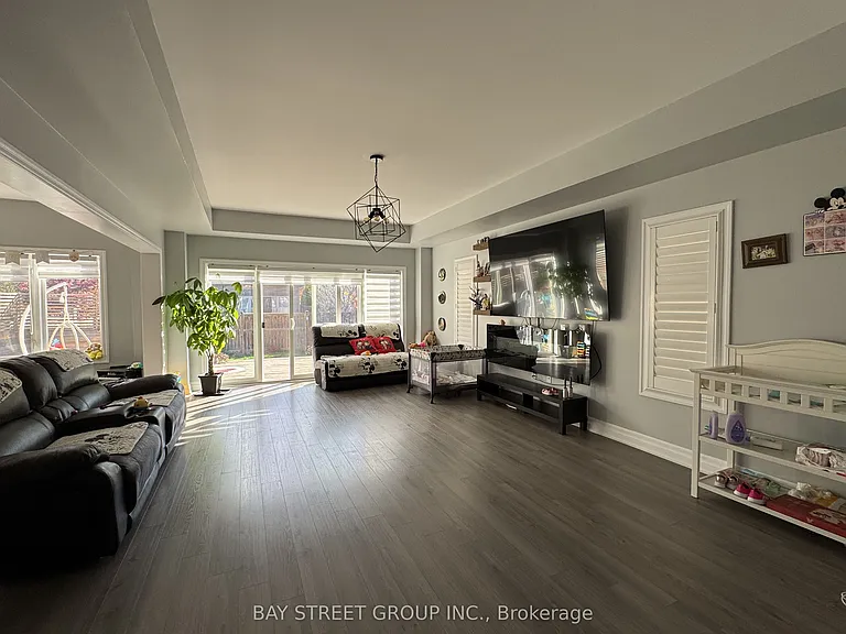 51 Dominion Cres — Photo 4