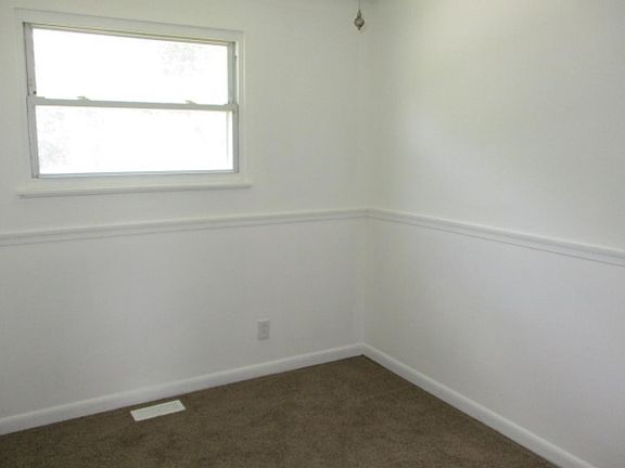 5th image of 33 Canterbury Dr