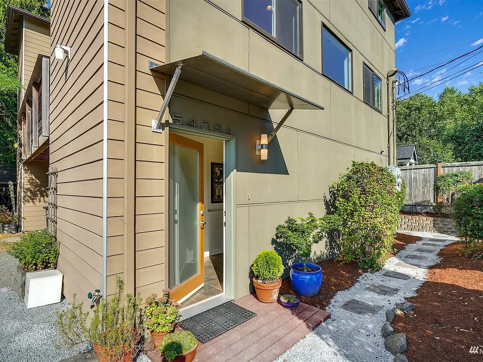 Only one common wall with neighbor.  No association or homeowner's dues. >