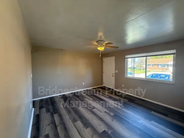 4950 Leeper St, Dayton, OH 45424
