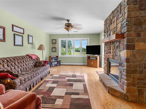 5th image of 390 Oxford Cir