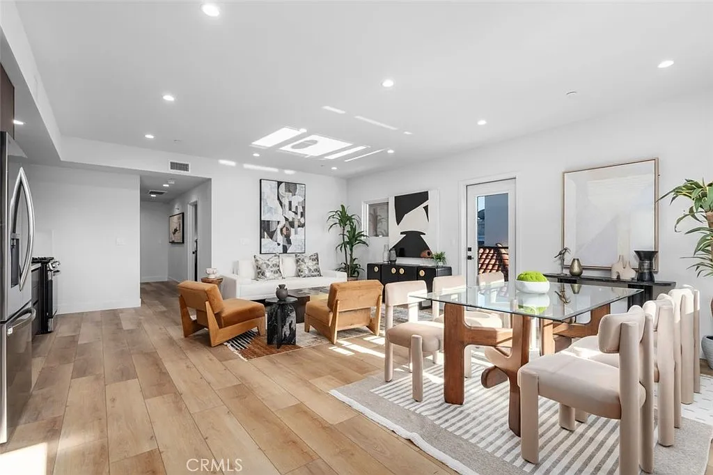 2 bed, 1240 sqft, $4,900 — Photo 2