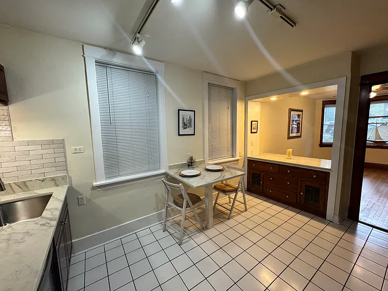 2028 W Melrose St #G — Photo 4