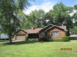 1511 N Meadowbrook Dr, Robinson, IL 62454
