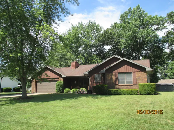 1511 N Meadowbrook Dr, Robinson, IL 62454